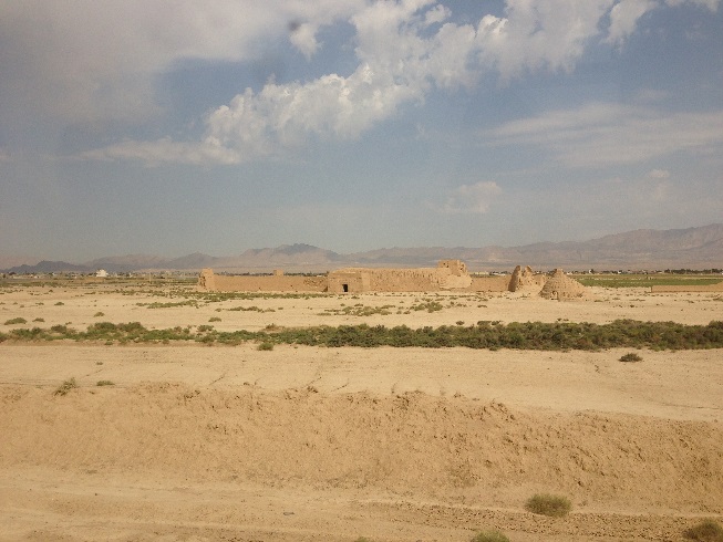 آثار باستانی حاشیه راه آهن - قلعه ایی باستانی در نزدیکی شهر صد دروازه یا همان دامغان فعلی - تمدن باستانی و فاقد هر گونه سلاحِ "هاراپا" و" موهون جودارو" را انگلیسی ها هنگام احداث راه آهن در پاکستان کشف کردند، تمدنی در همسایگی مناطق باستانی شهر سوخته در ایران.